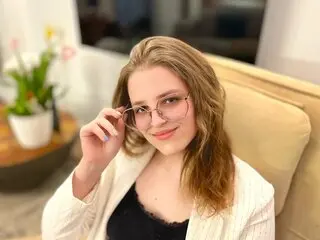 Online livesex amateur AlexaAvery